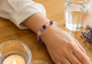 パワーストーンブレスレット右手左手どっちにつける？それぞれの効果や意味も解説