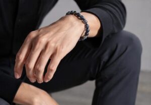 パワーストーンブレスレットをつける男性はダサい？おしゃれに見せる選び方を紹介